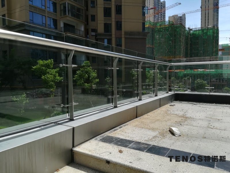 不锈钢玻璃栏杆-商场玻璃栏杆-不锈钢加玻璃护栏.jpg