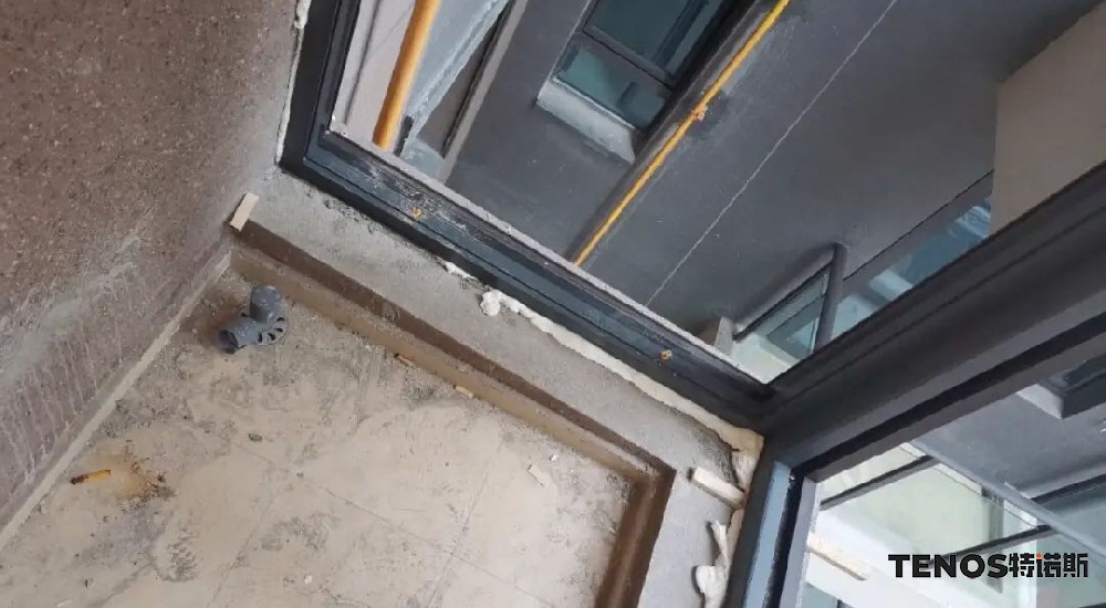 阳台先贴瓷砖还是先封窗？
